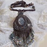 Lange bruine Picasso hanger geborduurd met Picasso Jaspis, Miyuki en Toho rocailles, Swarovski kristallen en Boheems glas facetten.